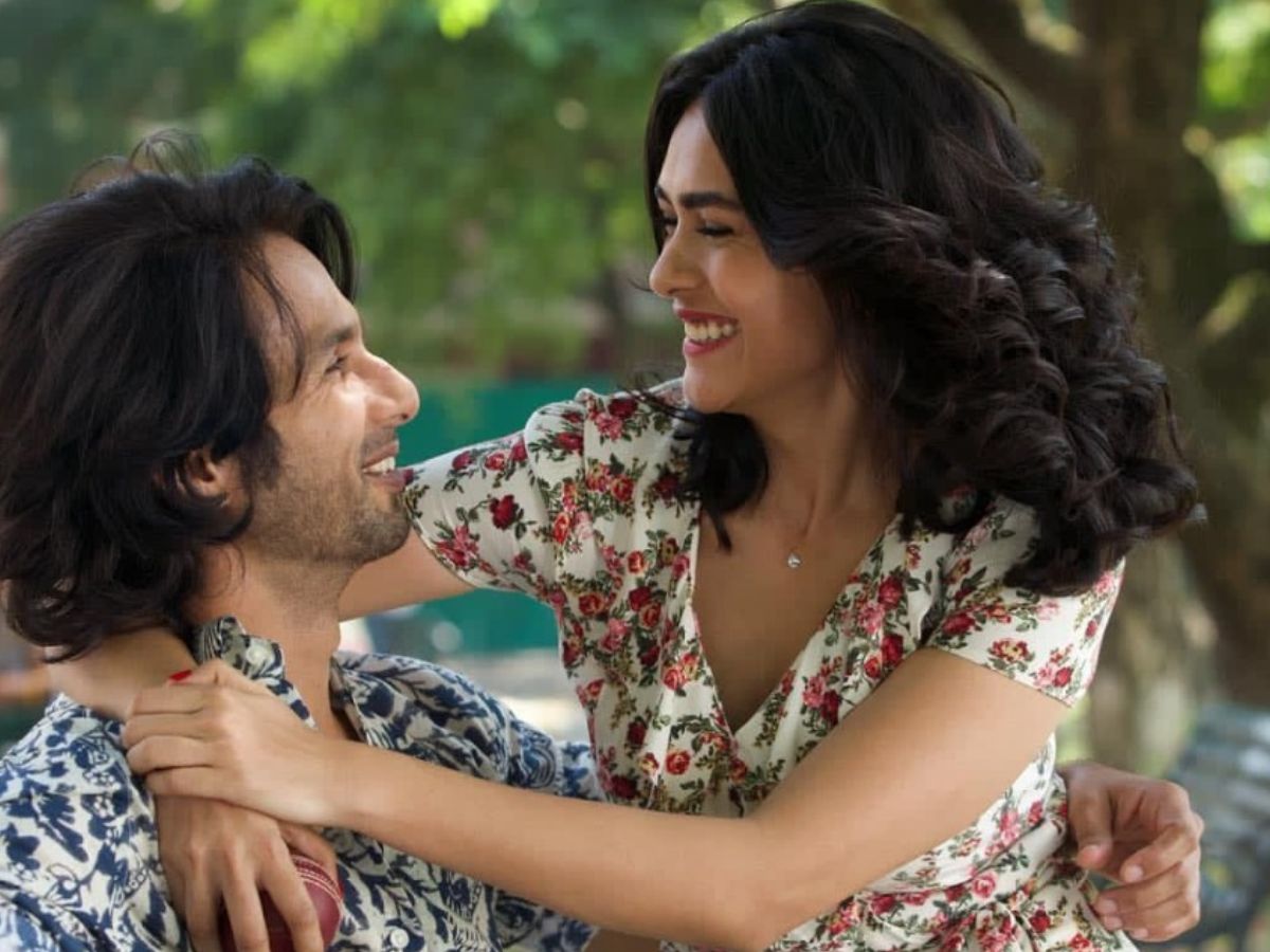 Mrunal Thakur की रोमांटिक से लेकर एक्शन फिल्मों का मजा अब आपके लिए - Photo Gallery