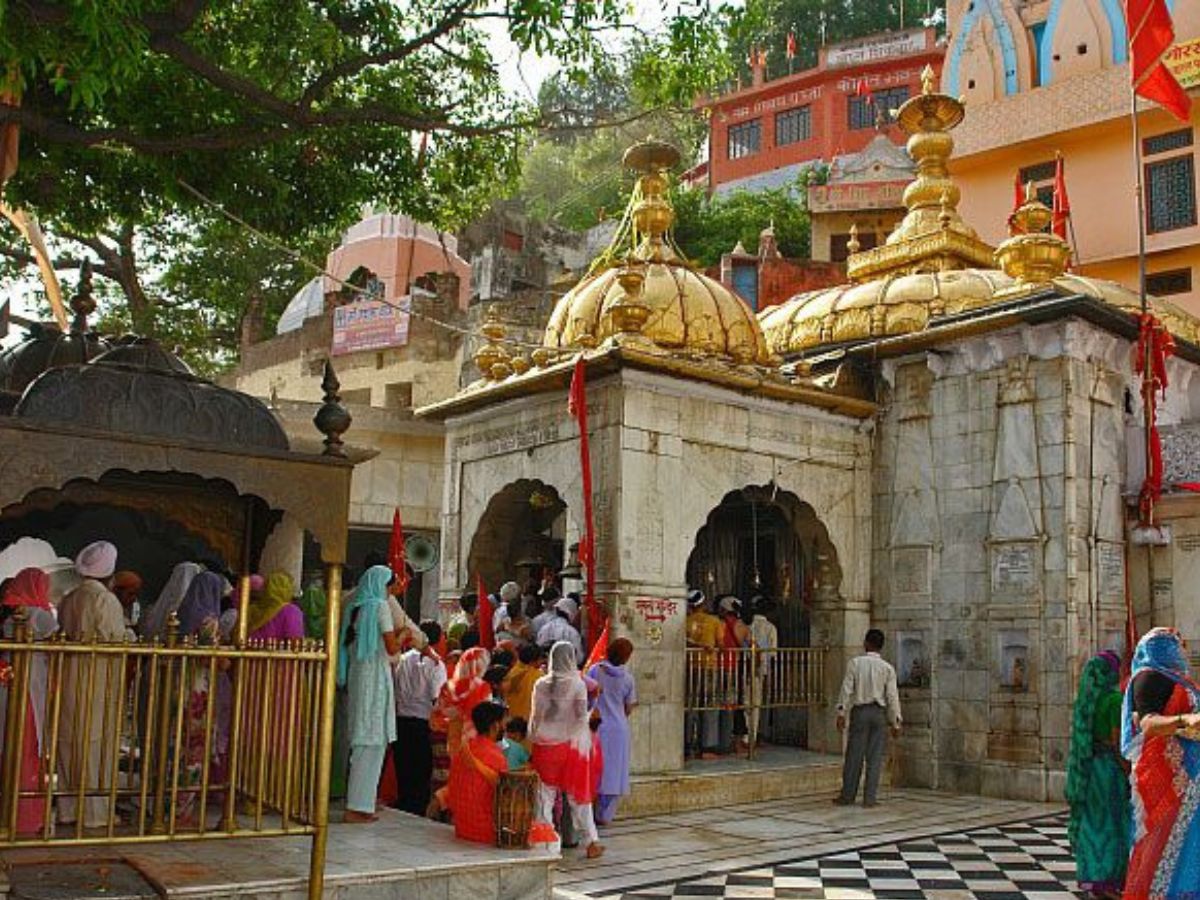 Navratri 2025: माँ दुर्गा के अलग-अलग रूपों के दर्शन करने के लिए इन मंदिरों में जरूर जाएँ - Photo Gallery