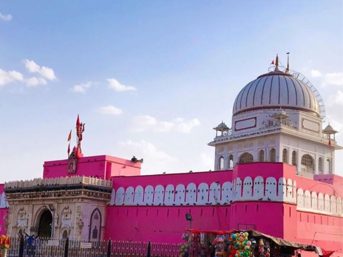 Navratri 2025: माँ दुर्गा के अलग-अलग रूपों के दर्शन करने के लिए इन मंदिरों में जरूर जाएँ - Photo Gallery