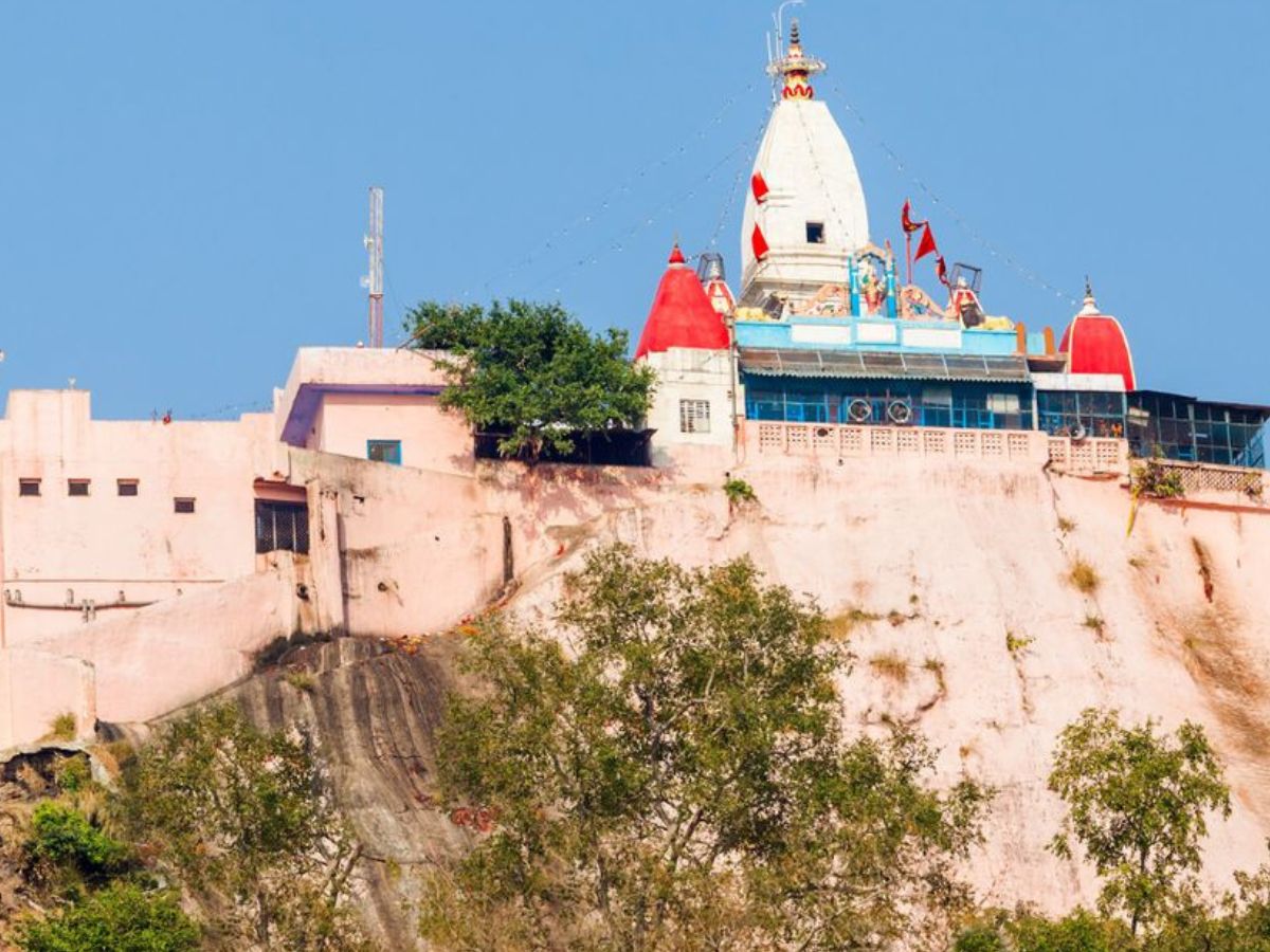 Navratri 2025: माँ दुर्गा के अलग-अलग रूपों के दर्शन करने के लिए इन मंदिरों में जरूर जाएँ - Photo Gallery