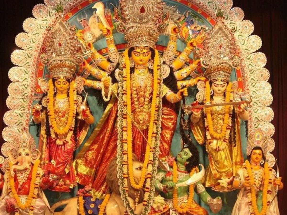 Durga Puja 2025: दिल्ली के 8 सबसे शानदार दुर्गा पूजा पंडाल्स, जानें हर जगह की खासियत - Photo Gallery