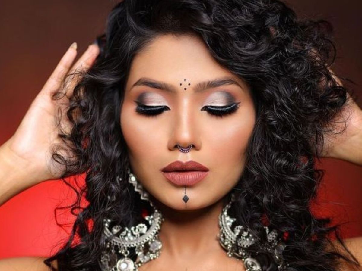 Navratri 2025: खूबसूरती बढ़ाने के लिए चुनें परफेक्ट बिंदी स्टाइल - Photo Gallery