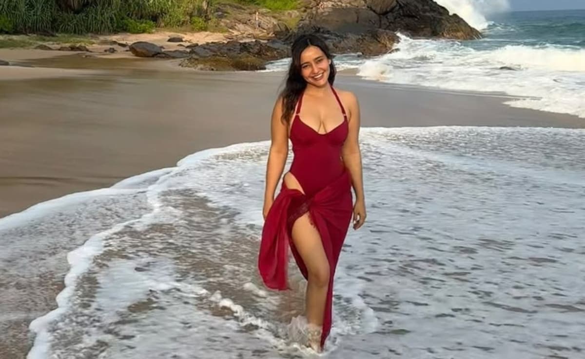 बेहद रिवीलिंग स्विमसूट में बर्फ के पानी में नहाती दिखी एक्ट्रेस, लोग बोले-हद है इतना एक्सपोज़…