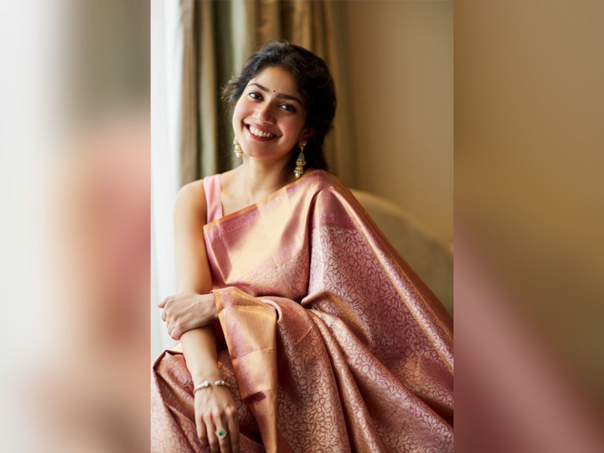 Sai Pallavi Traditional Photos : ना मेकअप, ना महंगी साड़ी – फिर भी साई पल्लवी ने लूटी महफिल, सिंपल लुक में भी दिखती हैं बवाल