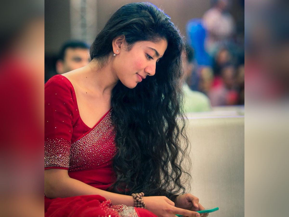 Sai Pallavi Traditional Photos : ना मेकअप, ना महंगी साड़ी – फिर भी साई पल्लवी ने लूटी महफिल, सिंपल लुक में भी दिखती हैं बवाल
