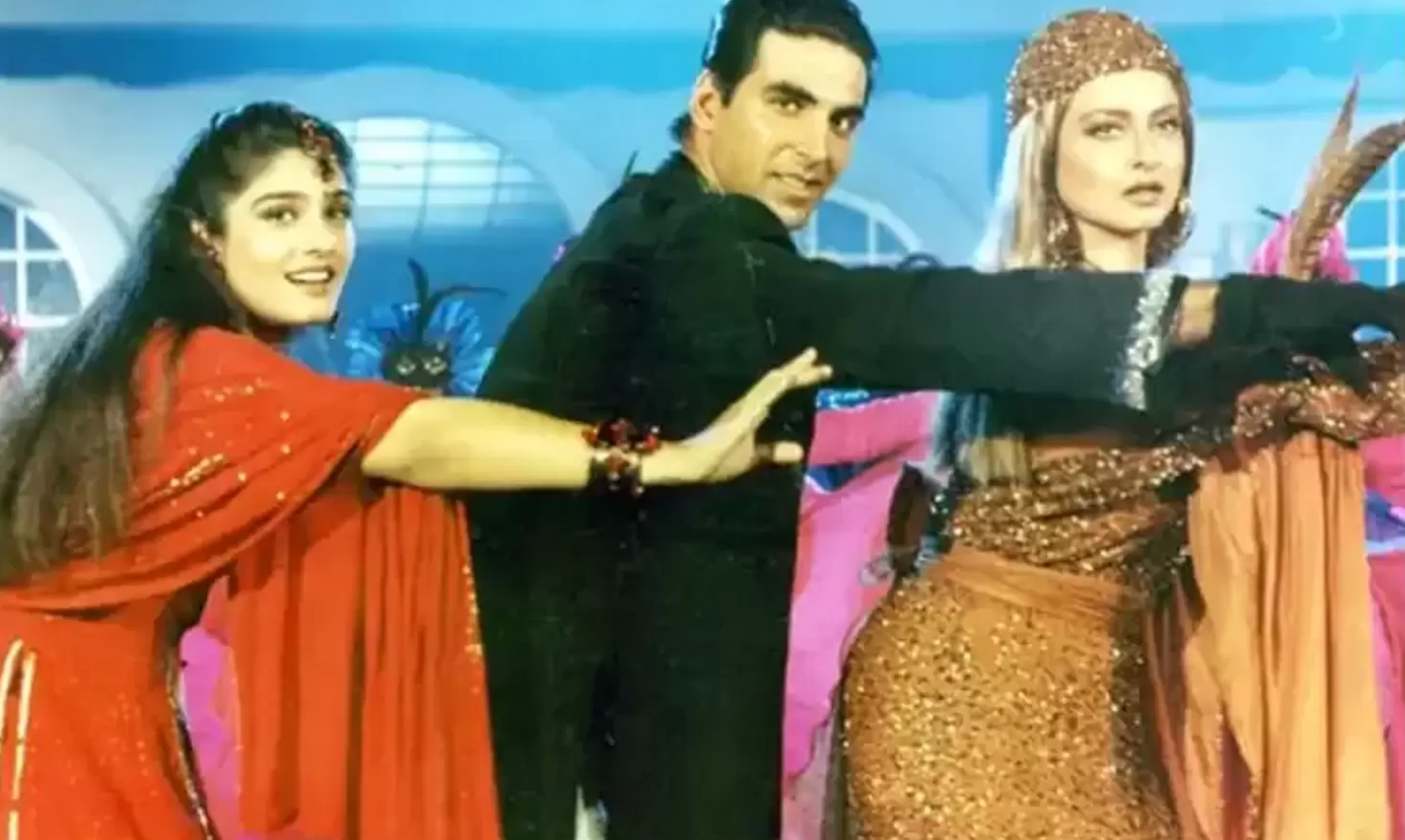 rekha-akshay-kumar-bold-scene-actress-got-uncontrolled-see-video जब 12 साल छोटे अक्षय के साथ Rekha हो गईं आउट ऑफ़ कंट्रोल, बोल्ड सीन में कर दी ऐसी हरकत
