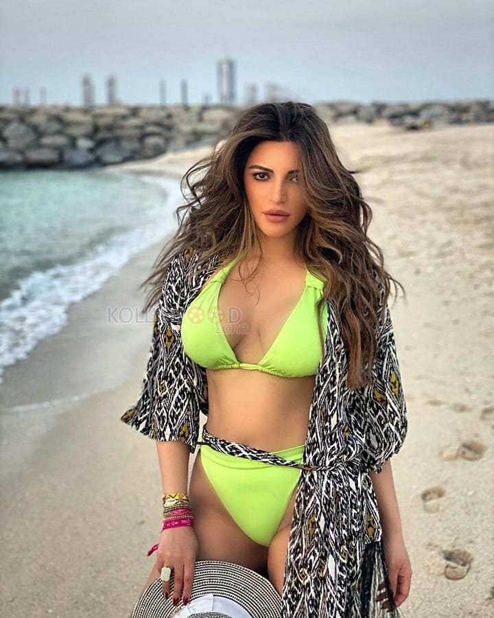 काम नहीं तो नाम के लिए बिना कपड़ों के फोटोज शेयर कर देती है यह एक्ट्रेस, न्यूड लुक से खींचती है ध्यान! - Photo Gallery