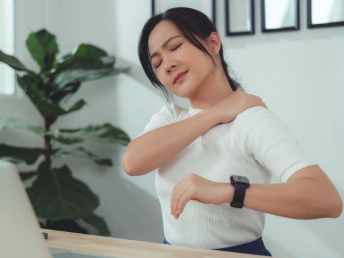 ऑफिस में बैठकर भी रहिए फिट और एनर्जेटिक-अपनाएं ये डेस्क-फ्रेंडली एक्सरसाइज - Photo Gallery