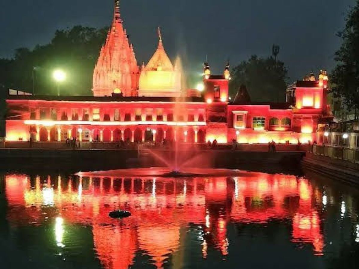 Navratri 2025: माँ दुर्गा के अलग-अलग रूपों के दर्शन करने के लिए इन मंदिरों में जरूर जाएँ - Photo Gallery