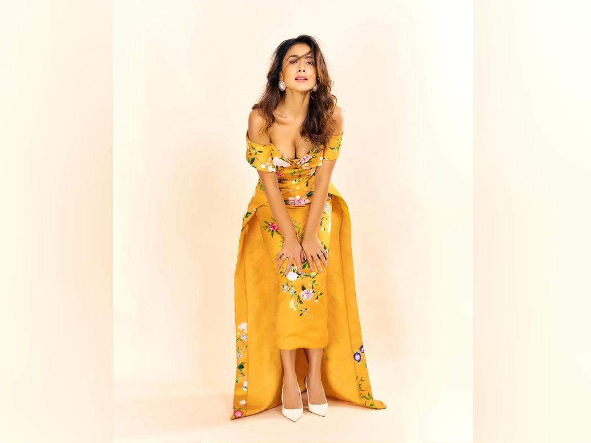 येलो ड्रेस में श्रिया सरन ने उड़ाए होश! बोल्डनेस के आगे फीकी पड़ी बड़ी-बड़ी हसीनाएं! - Photo Gallery