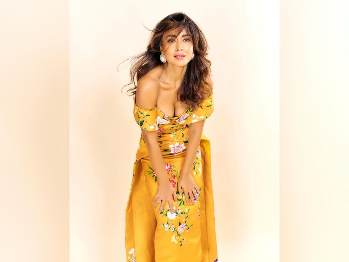 येलो ड्रेस में श्रिया सरन ने उड़ाए होश! बोल्डनेस के आगे फीकी पड़ी बड़ी-बड़ी हसीनाएं! - Photo Gallery