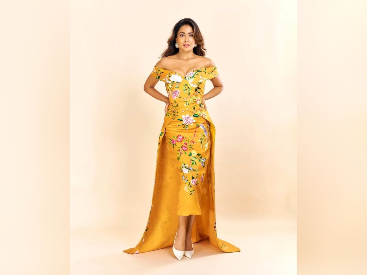 येलो ड्रेस में श्रिया सरन ने उड़ाए होश! बोल्डनेस के आगे फीकी पड़ी बड़ी-बड़ी हसीनाएं! - Photo Gallery