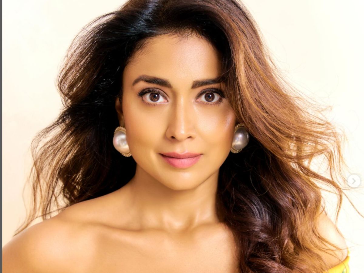 येलो ड्रेस में श्रिया सरन ने उड़ाए होश! बोल्डनेस के आगे फीकी पड़ी बड़ी-बड़ी हसीनाएं! - Photo Gallery