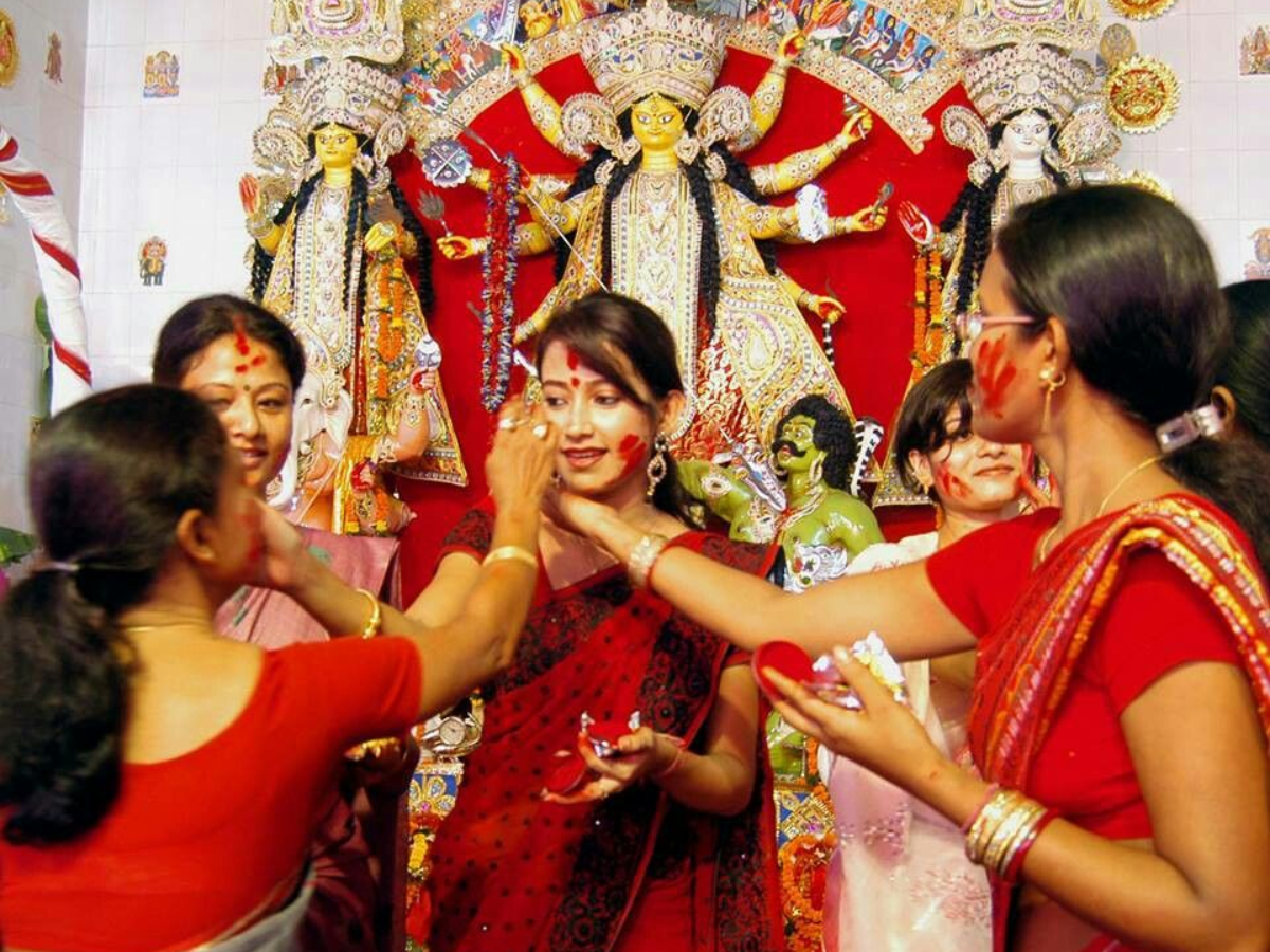 Durga Puja 2025: सिंदूर खेला की परंपरा का महत्व, जानें किस दिन होती है इसकी शुरूआत - Photo Gallery