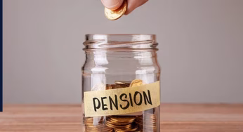 NPS vs UPS: केंद्र सरकार के लाखों कर्मचारियों की क्यों बढ़ी टेंशन, आ गया आर या पार का वक्त!