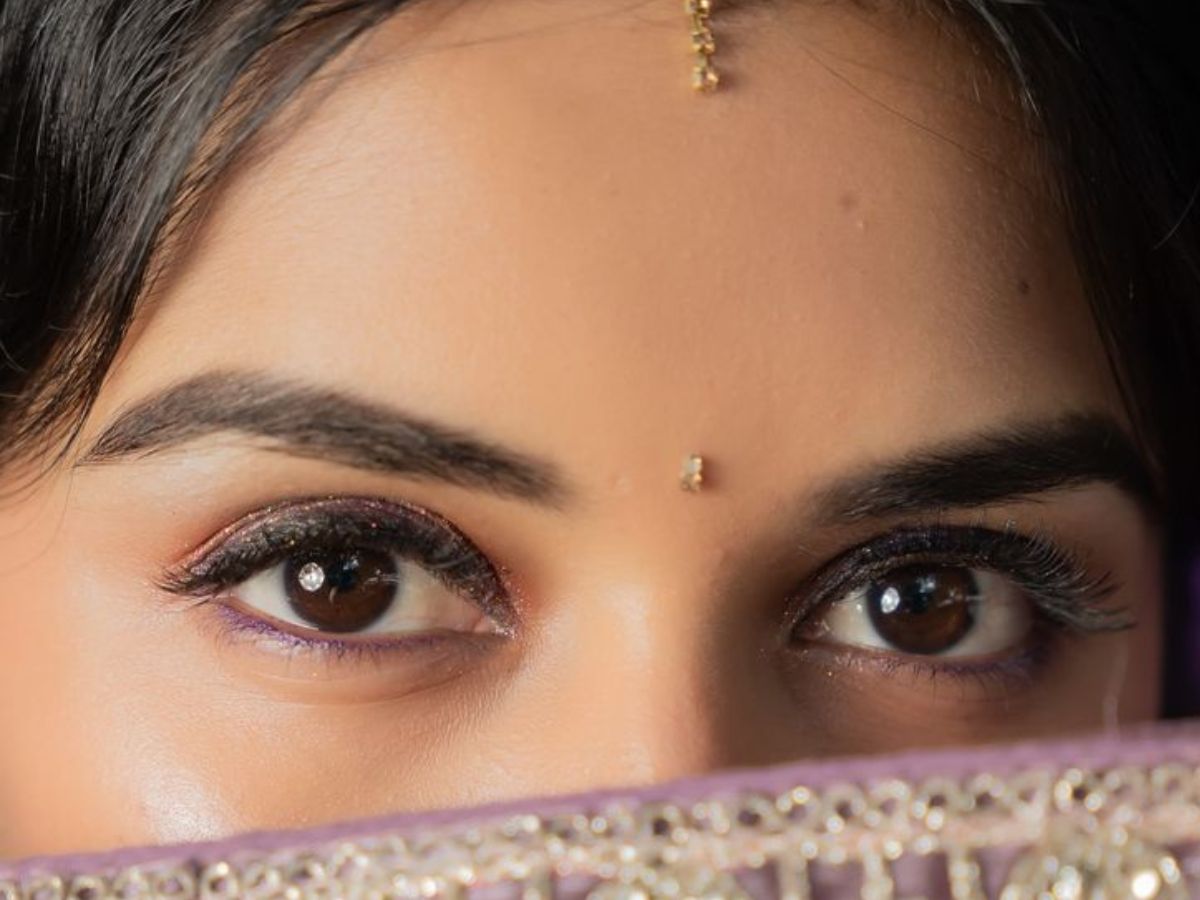 Navratri 2025: खूबसूरती बढ़ाने के लिए चुनें परफेक्ट बिंदी स्टाइल - Photo Gallery