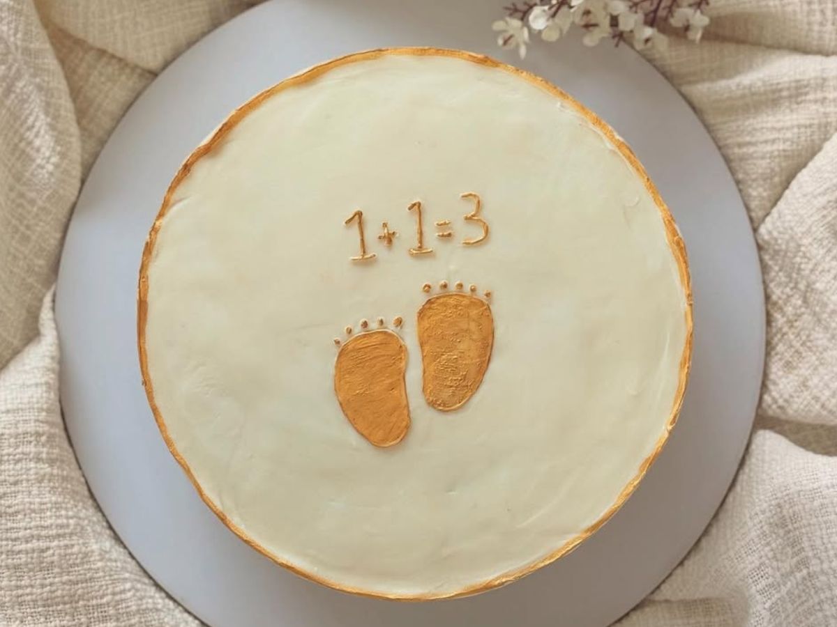 The couple started a new life with a cake - Photo Gallery