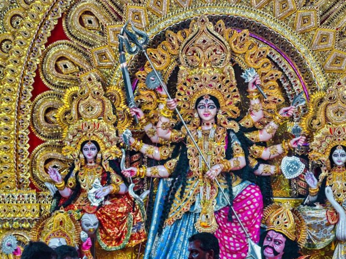 Durga Puja 2025: दिल्ली के 8 सबसे शानदार दुर्गा पूजा पंडाल्स, जानें हर जगह की खासियत - Photo Gallery