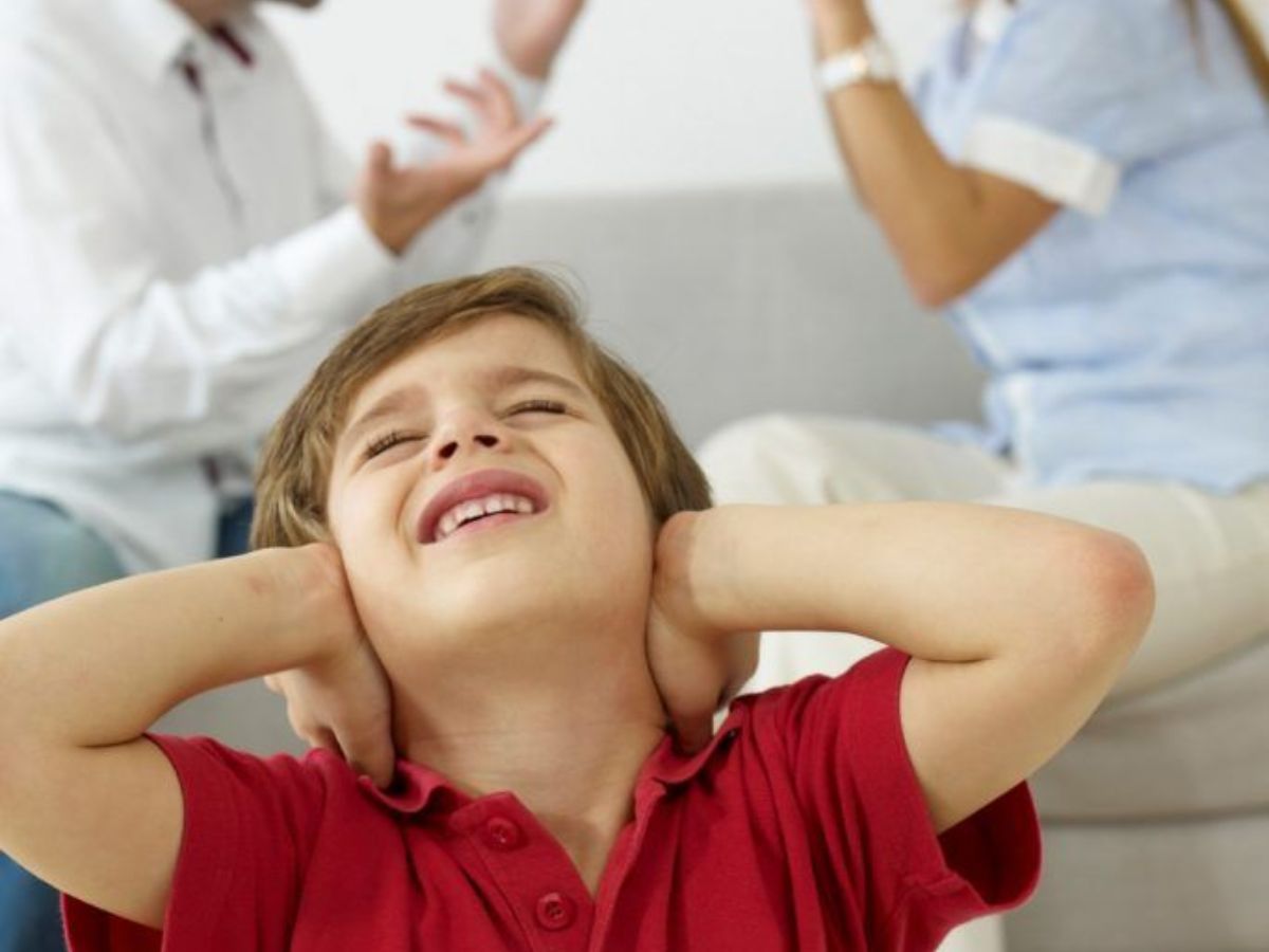 बचपन में बच्चों को सहमा देती हैं पैरेंट्स की ये 5 आदतें, पूरे जीवन भर रहता है असर - Photo Gallery