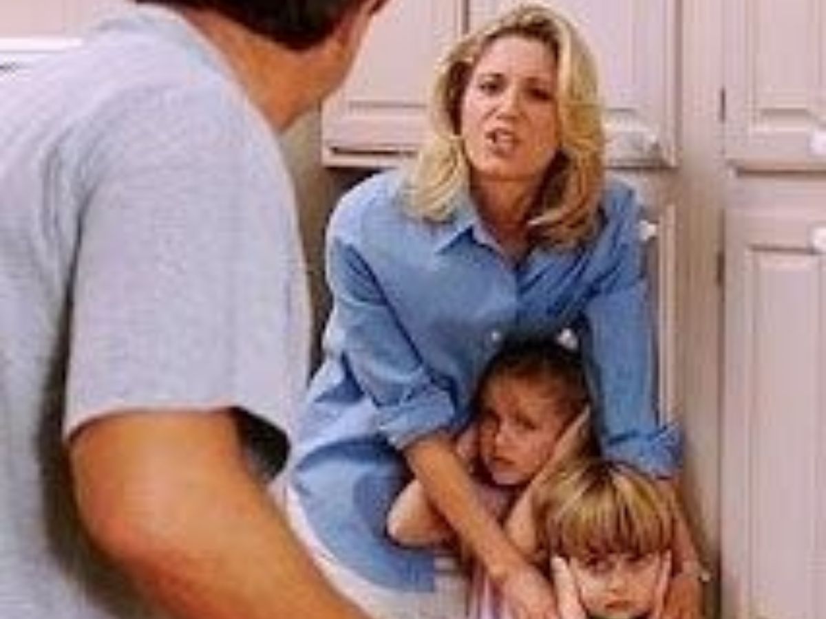 बचपन में बच्चों को सहमा देती हैं पैरेंट्स की ये 5 आदतें, पूरे जीवन भर रहता है असर - Photo Gallery