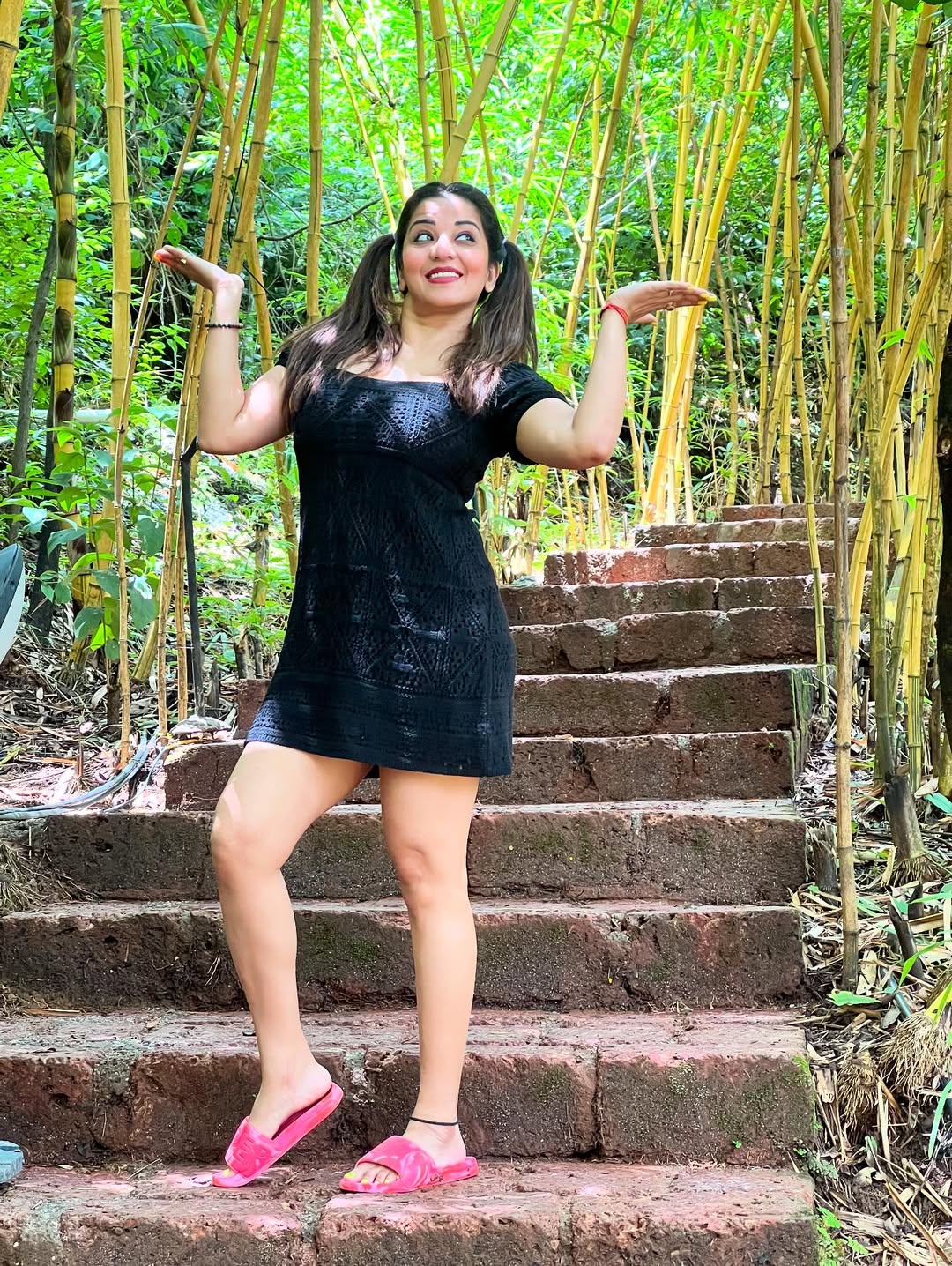 छोटा-सा टॉप पहन यह कैसे बैठीं भोजपुरी हसीना, कैमरा में कैप्चर हो गया ‘प्राइवेट पार्ट’