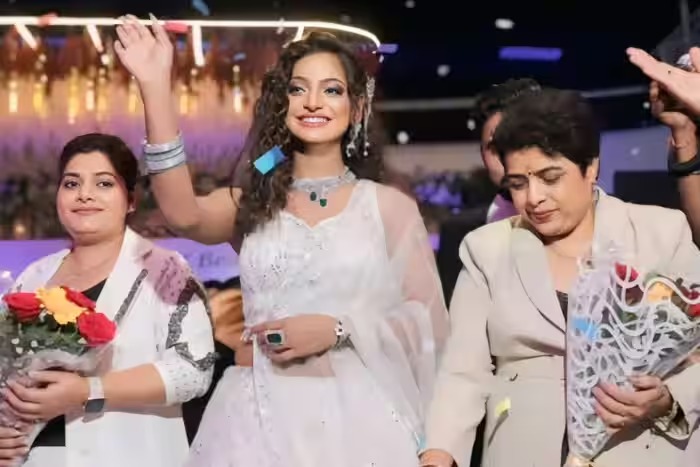 मोनालिसा के हुए वारे-न्यारे! हीरोइन की तरह स्टेज पर ली एंट्री, इतनी खूबसूरत फोटोज देख आंखें मलते रह जाएंगे आप