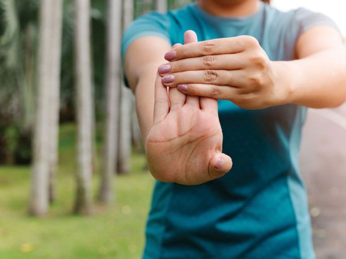 ऑफिस में बैठकर भी रहिए फिट और एनर्जेटिक-अपनाएं ये डेस्क-फ्रेंडली एक्सरसाइज - Photo Gallery