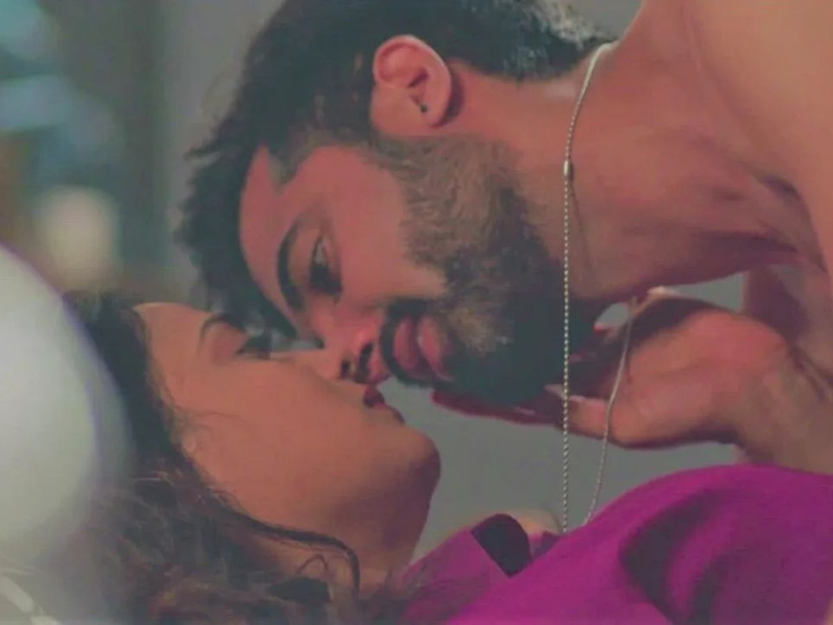 शर्म का चोला उतार 5 साल छोटे एक्टर के साथ इंटीमेट हुई एक्ट्रेस! 24 साल की बेटी भी मां का रोमांस देख रह गई दंग - Photo Gallery