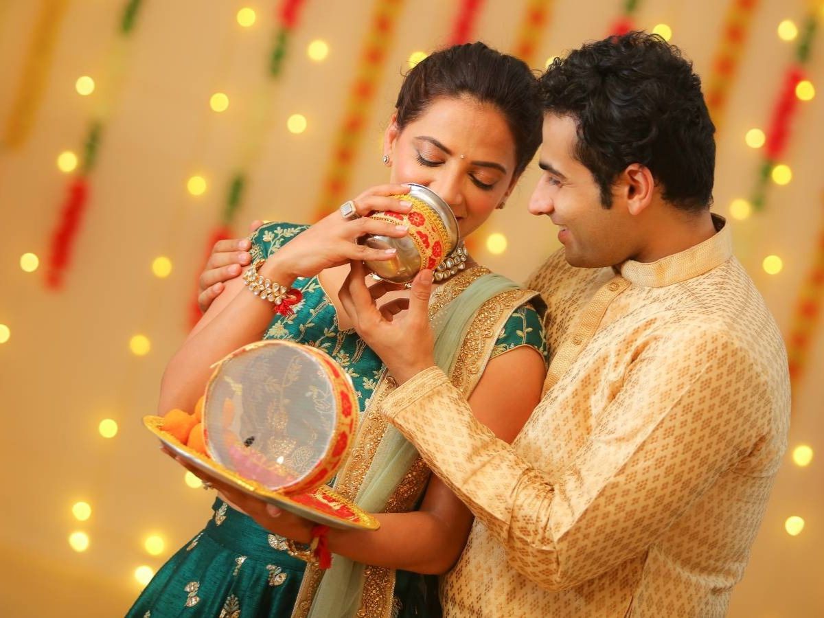 Karwa Chauth 2025: करवाचौथ का व्रत पति की उम्र लंबी करता है? जान लें क्या है इसपर प्रेमानंद जी का कहना - Photo Gallery