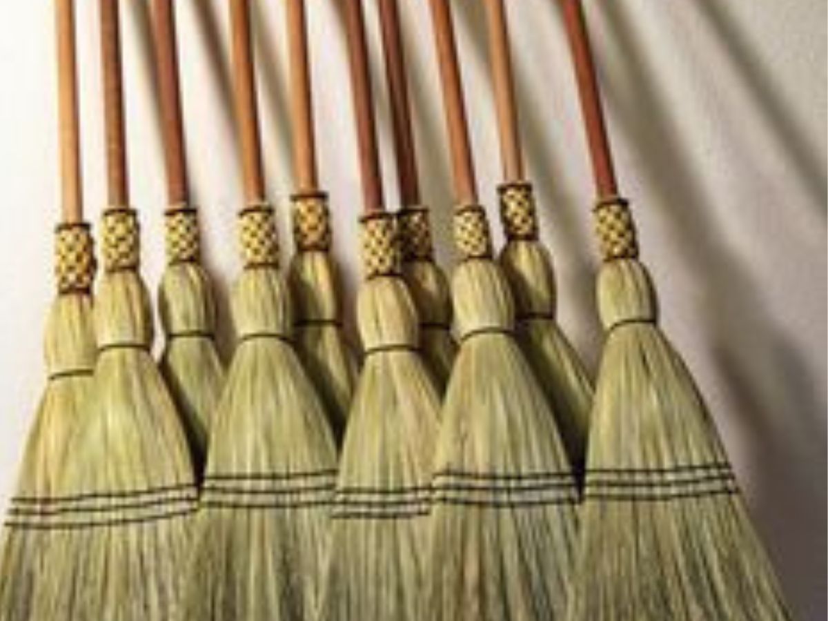 dhanteras-2025-spiritual-reason-behind-buying-brooms-and-coriander-seeds Dhanteras 2025: इस धनतेरस पर भूलें नहीं खरीदना झाड़ू और धनिया, जानिए इससे जुड़ी मान्यता