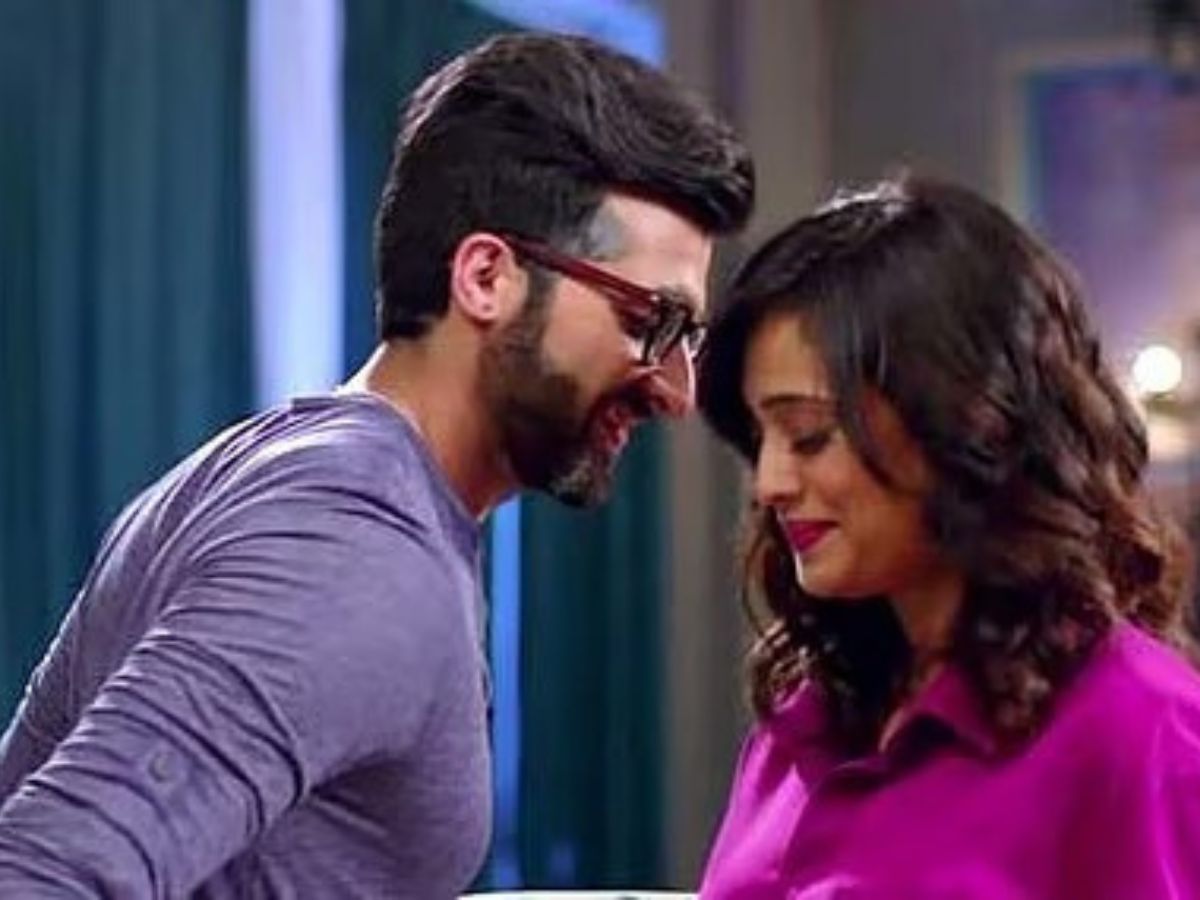 शर्म का चोला उतार 5 साल छोटे एक्टर के साथ इंटीमेट हुई एक्ट्रेस! 24 साल की बेटी भी मां का रोमांस देख रह गई दंग - Photo Gallery