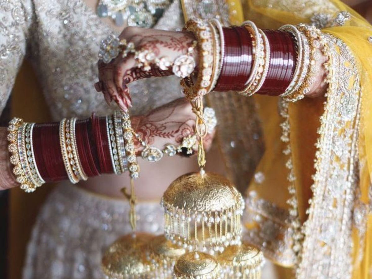 Karva Chauth 2025: इस करवाचौथ पर हाथों की शोभा बढ़ाए इन सुंदर चूड़ा डिजाइंस के साथ जो लगायेंगे आपके श्रृंगार में चार चाँद - Photo Gallery