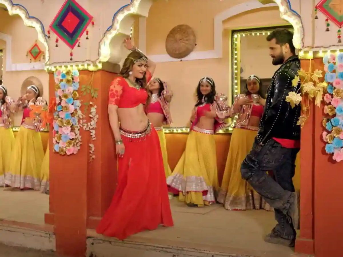 The look, outfits and background set of the video - Photo Gallery