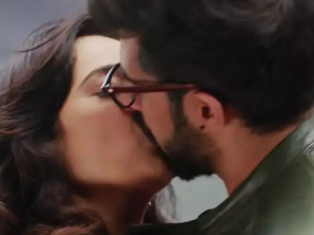 शर्म का चोला उतार 5 साल छोटे एक्टर के साथ इंटीमेट हुई एक्ट्रेस! 24 साल की बेटी भी मां का रोमांस देख रह गई दंग - Photo Gallery