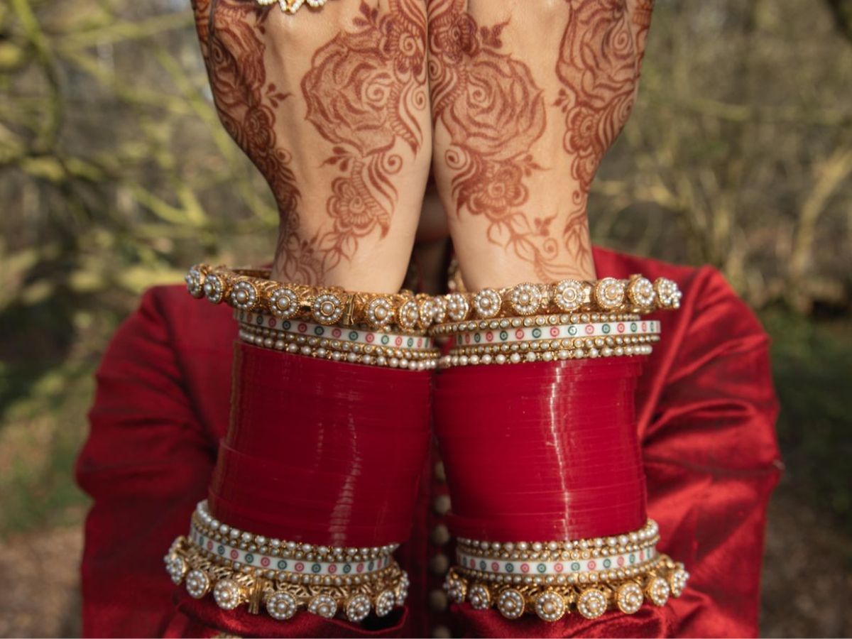 Karva Chauth 2025: इस करवाचौथ पर हाथों की शोभा बढ़ाए इन सुंदर चूड़ा डिजाइंस के साथ जो लगायेंगे आपके श्रृंगार में चार चाँद - Photo Gallery