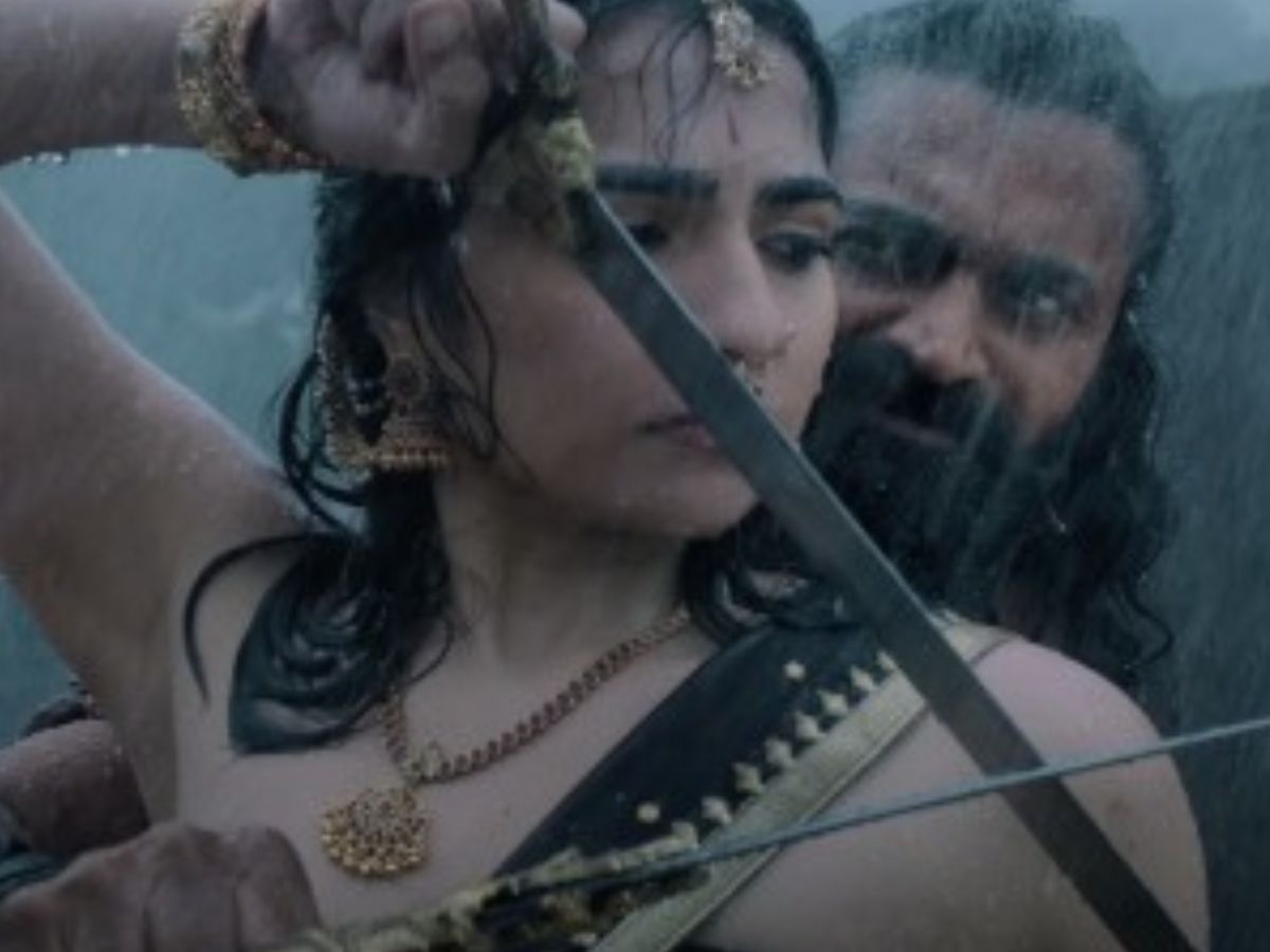 Kantara Chapter 1 BO Collection: नोट छापने की मशीन बनी ऋषभ शेट्टी की फिल्म, 10 साल पुरानी फिल्म का तोड़ डाला रिकॉर्ड - Photo Gallery