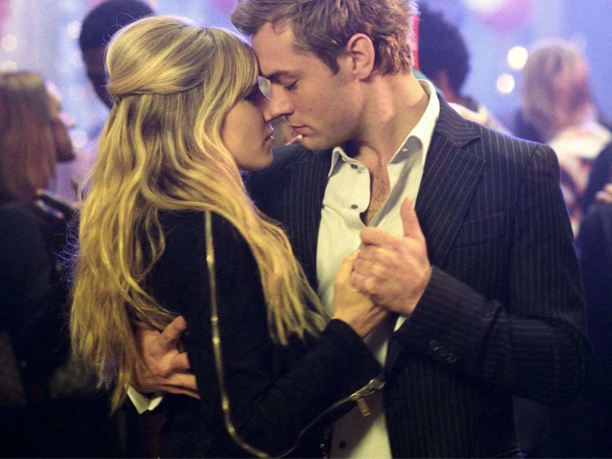 Netflix पर होगा आज धमाका! 1 अक्टूबर को होगी ये 18+ बोल्ड और हॉरो फिल्में रिलीज़ जिन्हें भूलकर भी परिवार वालो के साथ ना देखे - Photo Gallery