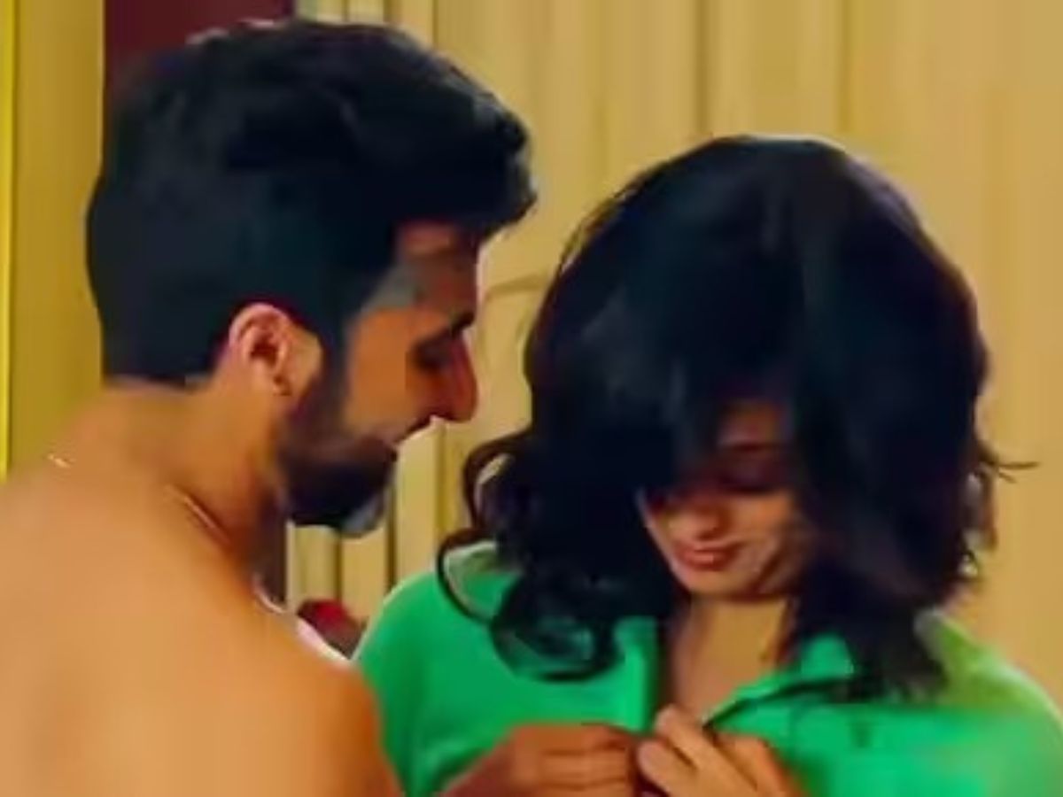 शर्म का चोला उतार 5 साल छोटे एक्टर के साथ इंटीमेट हुई एक्ट्रेस! 24 साल की बेटी भी मां का रोमांस देख रह गई दंग - Photo Gallery