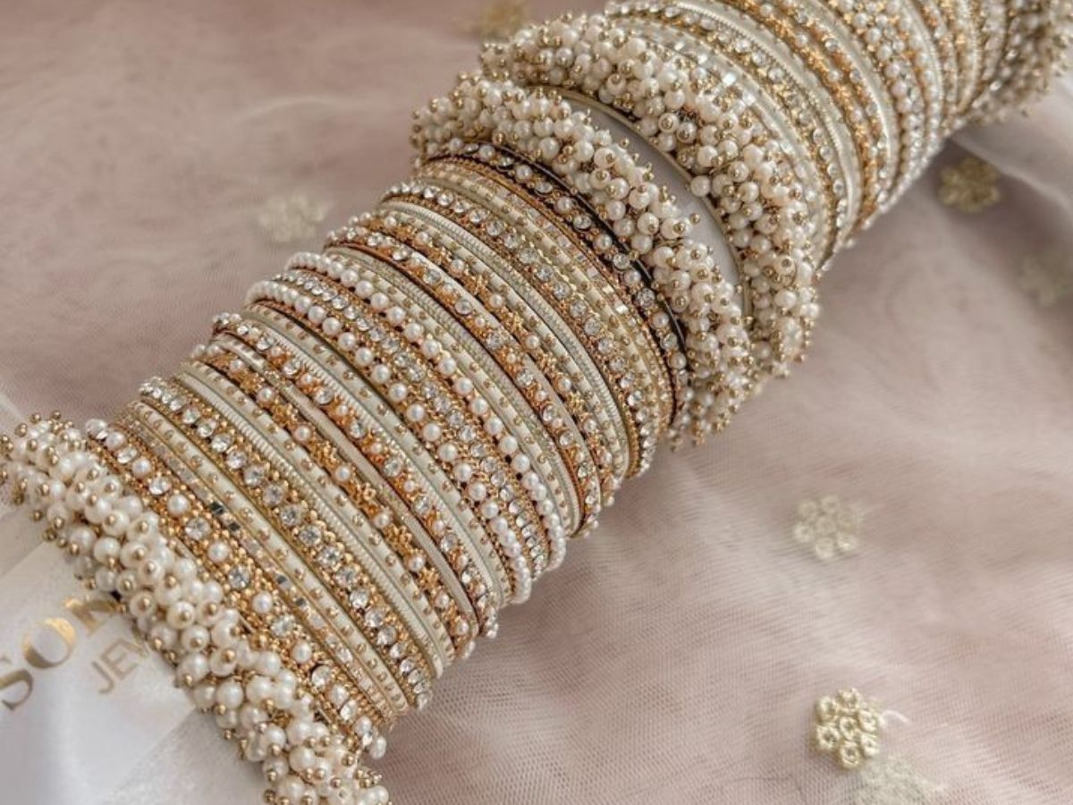 Karva Chauth 2025: इस करवाचौथ पर हाथों की शोभा बढ़ाए इन सुंदर चूड़ा डिजाइंस के साथ जो लगायेंगे आपके श्रृंगार में चार चाँद - Photo Gallery