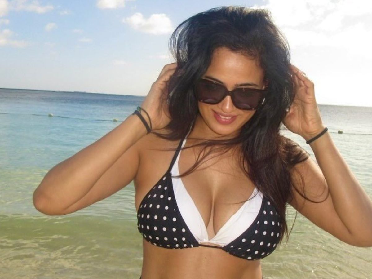 Black and white polka dot bikini - Photo Gallery