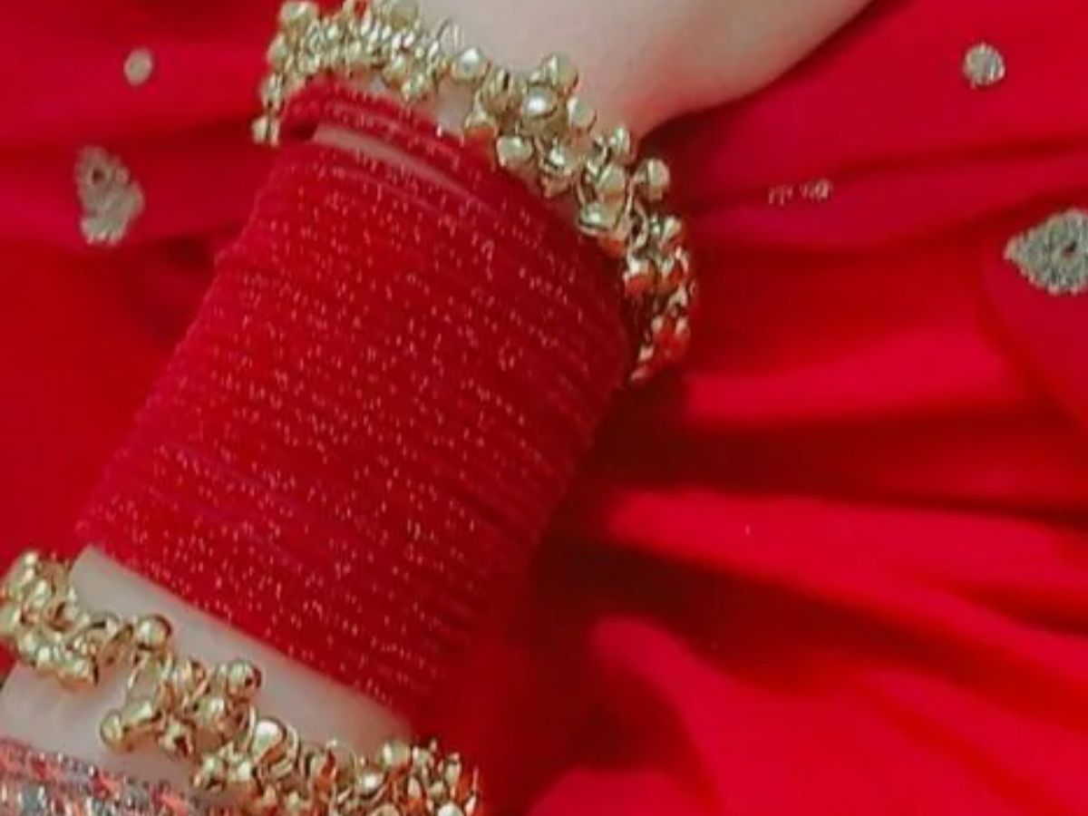 Karva Chauth 2025: इस करवाचौथ पर हाथों की शोभा बढ़ाए इन सुंदर चूड़ा डिजाइंस के साथ जो लगायेंगे आपके श्रृंगार में चार चाँद - Photo Gallery