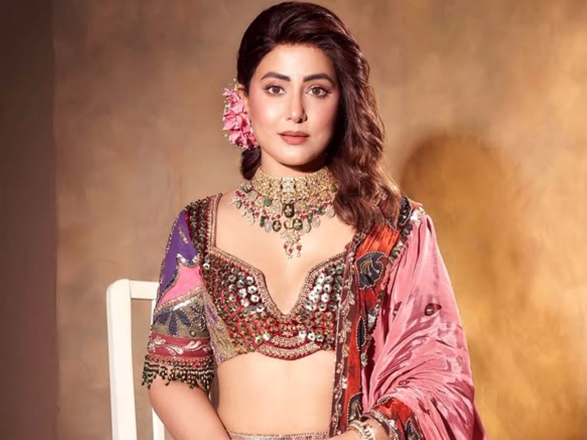 ‘परम सुंदरी’ बन हिना खान ने दिखाया हुस्न का जलवा, लहंगा पहन अपनी अदाओं से लोगों को किया घायल; देखें फोटोज - Photo Gallery