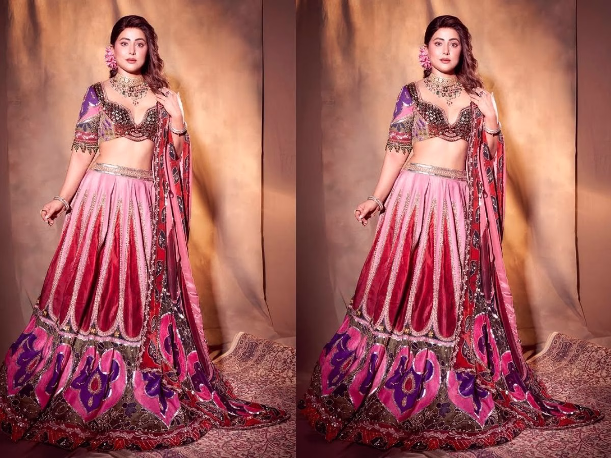 ‘परम सुंदरी’ बन हिना खान ने दिखाया हुस्न का जलवा, लहंगा पहन अपनी अदाओं से लोगों को किया घायल; देखें फोटोज - Photo Gallery