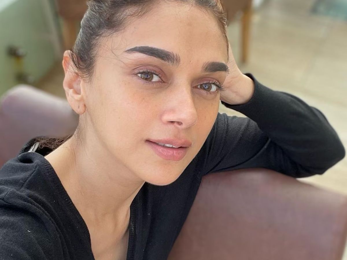 मेकअप की परत हटते ही ऐसी दिखती हैं बॉलीवुड की टॉप एक्ट्रेस! ऐश्वर्या-सोनम को पहचानना भी मुश्किल - Photo Gallery