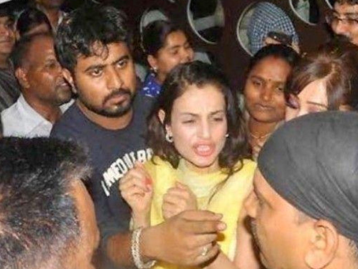 जब भीड़ का फायदा उठाकर एक्ट्रेसेस से हुई ऐसी ‘छेड़छाड़’, तस्वीरें देख आप भी कहेंगे ‘OMG’ - Photo Gallery