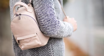 कंधे के एक साइड टांगते हैं बैग तो हो जाएं सतर्क, वरना धीरे-धीरे तबाह हो जाएगा शरीर