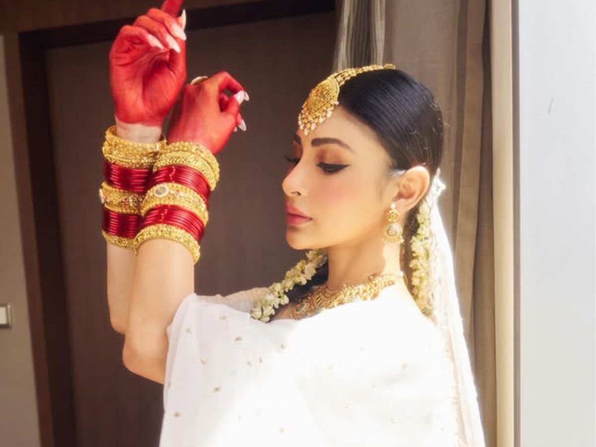 करवाचौथ से पहले Mouni Roy ने लाल चूड़ी पहन दिलों पर चलाई छुरियाँ, सुहाग का रंग छोड़ सफेद लहंगे में लगी अप्सरा - Photo Gallery