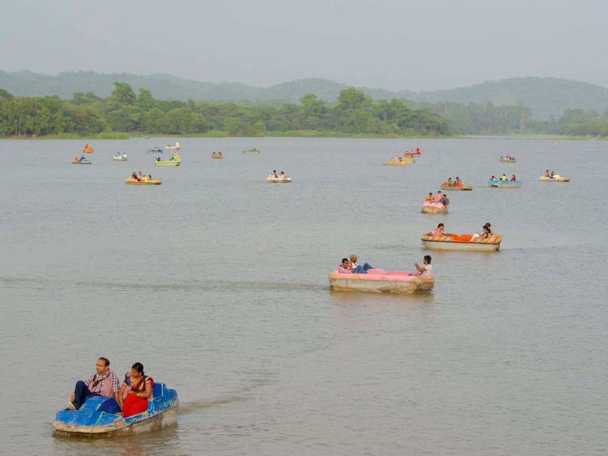 दिल्ली की खूबसूरत झीलें, जहां गर्लफ्रेंड के साथ एक बार तो जरूर घूमना चाहिए - Photo Gallery