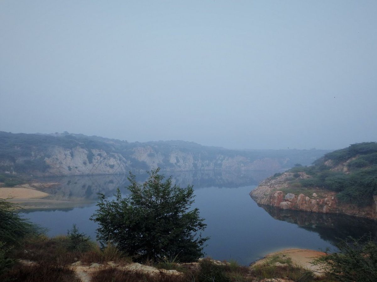 दिल्ली की खूबसूरत झीलें, जहां गर्लफ्रेंड के साथ एक बार तो जरूर घूमना चाहिए - Photo Gallery