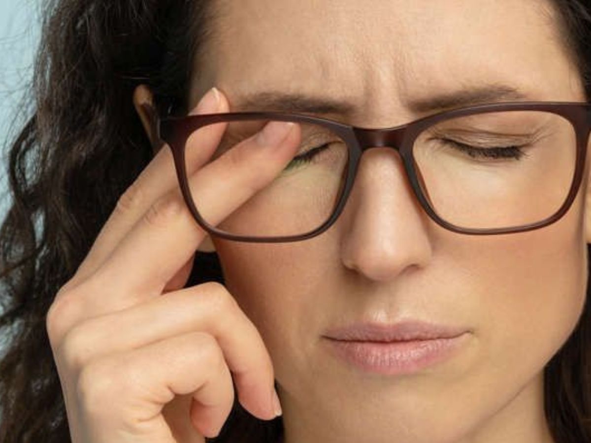 फोन चलते-चलते आंखें बोझिल हो गई है ? तो ये नेचुरल ट्रिक्स सिर्फ आपके लिए है जो बदल देंगी आपकी नजर! - Photo Gallery